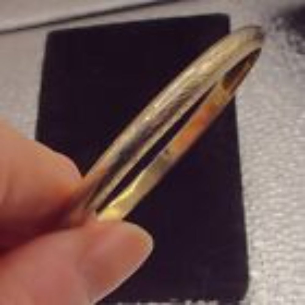 VINTAGE INCISED DESIGN GOLD VERMEIL ON STERLING SILVER HINGED BANGLE BRACELET 4 - Picture 2 of 3